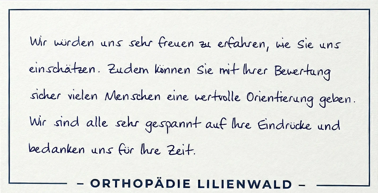 Handgeschriebene Einladung der Orthopädie Lilienwald, die eigene Erfahrung mit der Praxis in einer Bewertung zu teilen.